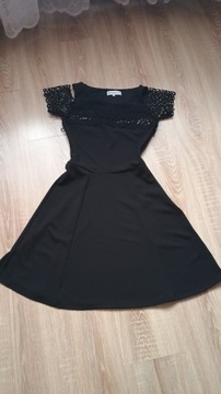 Czarna krótka sukienka z ozdobnymi rekawkami