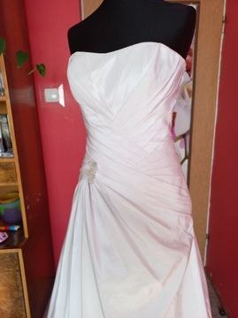 Biała delikatna suknia ślubna