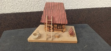 Drewniana chatka w górach - ozdoba/figurka