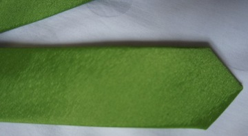 wąski satynowy krawat śledź kolor świeżej zieleni