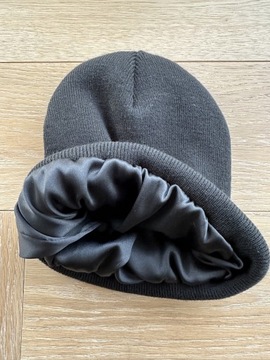 Czarna bawełniana czapka z jedwabiem w środku