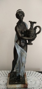Figura kobiety z dzbanem - cynkal