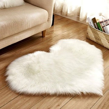 Biały dywanik w kształcie serduszka