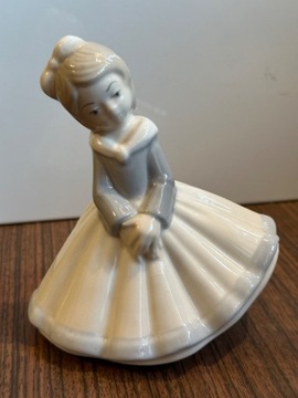 Dziewczynka figurka porcelanowa sygnowana 