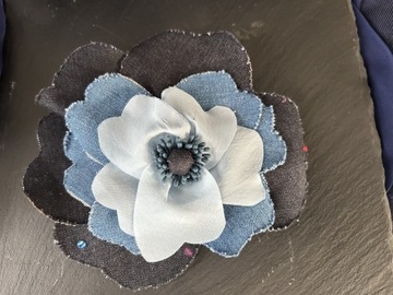 Broszka jeansowa dżinsowa kwiat usztywniony