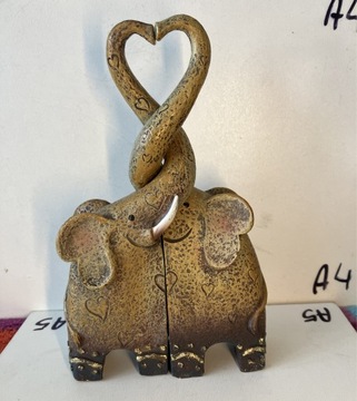 figurki zakochane słonie serduszko zaplecione trąb
