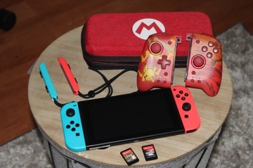 Konsola Nintendo Switch V2 + Etui Mario, akcesoria i 2 gry