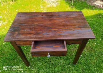 Stół drewniany w stylu rustykalnym 