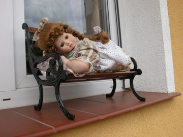 lalka porcelanowa z ławką 