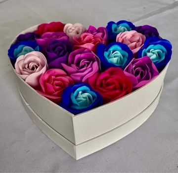 Flower box, pachnące róże mydlane na prezent
