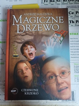 Magiczne drzewo, czerwone krzesło 