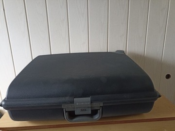 Dobry model solidnej sztywnej walizki Carlton