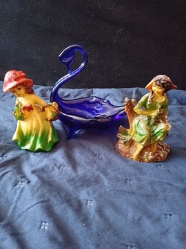 Kobaltowy łabędź i dwie figurki dziewczynek 