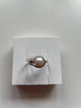 Srebrny pierścionek z cyrkoniami sztucz. perła 925