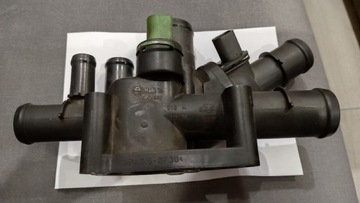 Termostat behr wraz z obudową skoda VW 06A 121 111