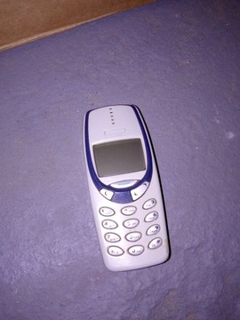 stary kultowy telefon nokia 3310 - uszkodzony