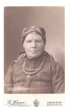 KRAKÓW- B. HENNER- Kobieta z okolic Krakowa korale