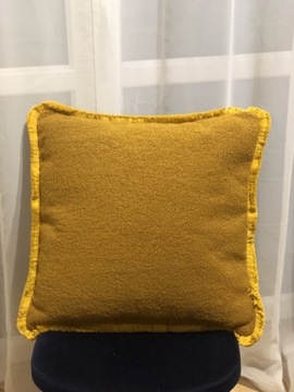 Poduszka z tkaniny  boucle w kolorze miodowym 