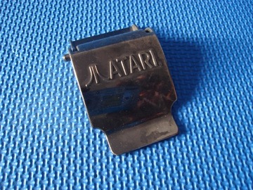 stara klamerka do paska z logo atari