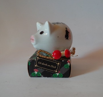 Porcelanowa świnka skarbonka miniaturowa figurka
