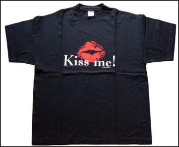 Czarny t-shirt z dużym nadrukiem Kiss me!