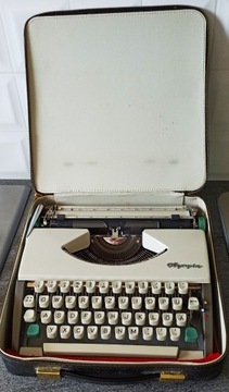 Maszyna do pisania Olympia De Luxe Werke AG.Wilhelmshaven z pokrowcem