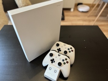 Xbox ONE X - limitowany biały, 2 pady, ładowarka, akumulatory.