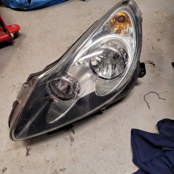 Reflektor opel corsa D lewa strona lampa 13217453