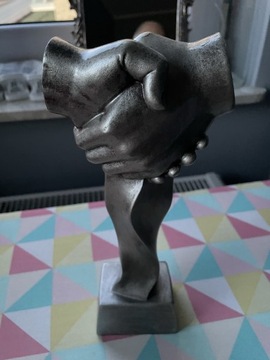 Posąg przedstawiający dwie dłonie