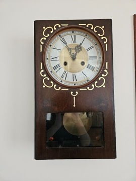 Stary zegar wiszący z wahadłem czynny