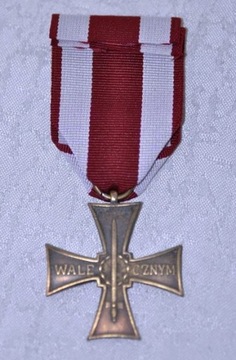 krzyż Walecznych 1943 ze wstążką