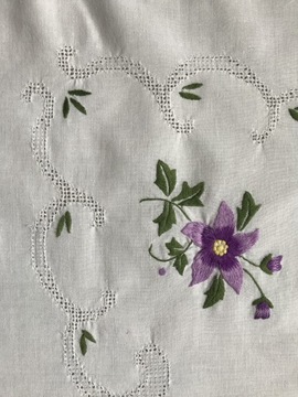 Biała serweta w fioletowe ręcznie haftowane kwiaty