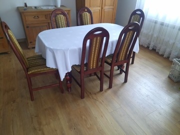 Stół z sześcioma krzesłami