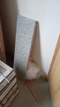 Parapet kamienny (granit Strzegom) szer 24 dł. 89 wys 3 cm