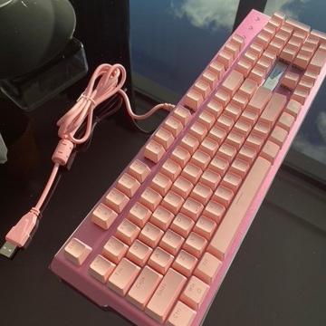 Różowa klawiatura z podświteleniem