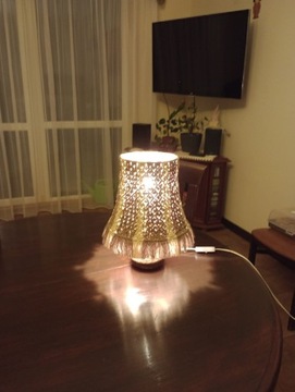 Lampa z kloszem z makramy