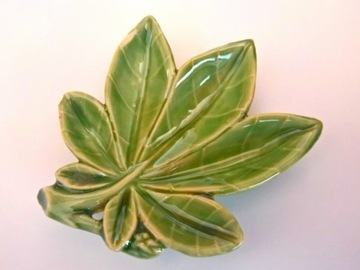 Urocza irlandzka ceramika liść kasztanowca SYGN.