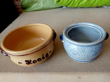 Małe pojemniki ceramiczne na miód i smalec k2
