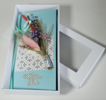 Kartka na ślub z bukietem prawdziwych kwiatów w pudełku 