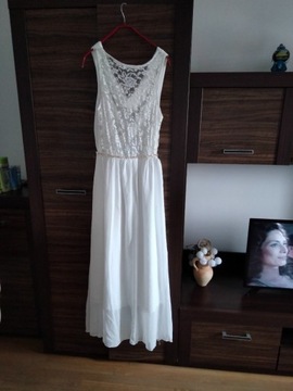 Sukienka w kolorze białym 