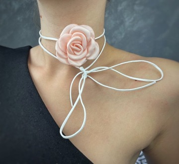 Pudrowy róż choker na szyję mała Róża 6 cm rzemyk