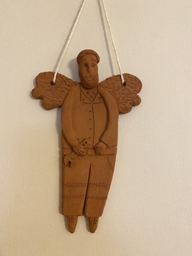 Pan Anioł ceramiczny wiszący z kluczem francuskim 