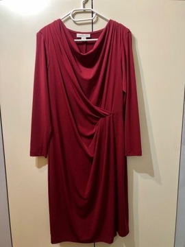 Czerwona sukienka z długim rękawem