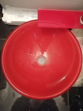 Czerwona szklana umywalka z półką