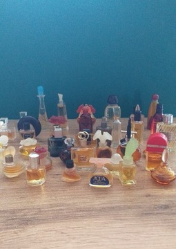 Zestaw miniaturowych oryginalnych perfum