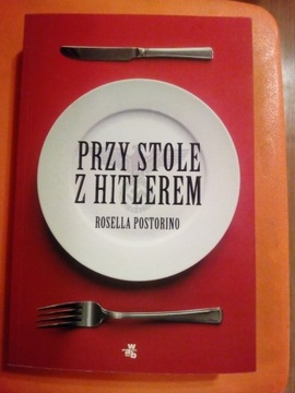 ROSELLA POSTORINO PRZY STOLE Z HITLEREM