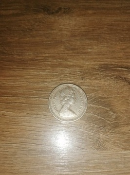 RARE Upside Down One Pound 1983 Young Elizabeth II