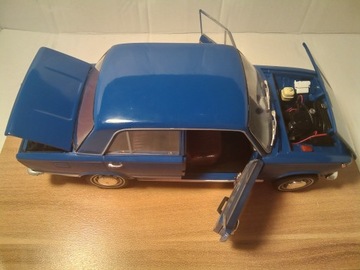 FIAT 124 Blue, 1966, IST MODELS, 1:18, 4 openable 