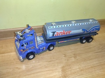 Plastikowa ciężarówka zabawka