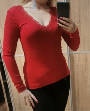 bluzka- sweterek czerwony z koronkowym dekoltem 